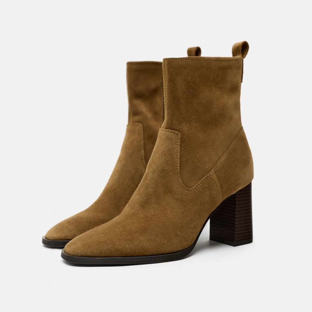 ✨SALE✨ ZARA SUEDE BLOCK HEEL ANKLE BOOTS
✨SALE✨